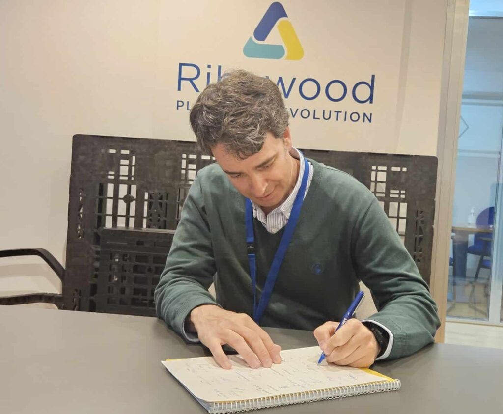 Lucas Rivera, de Ribawood, en la firma de adhesión como socios del clúster de Química y Plásticos de Aragón.